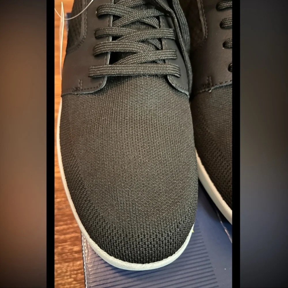 IZOD “Bannister”Lightweight Stretch Textile Memory Foam/Flexible Outsole Sneaker